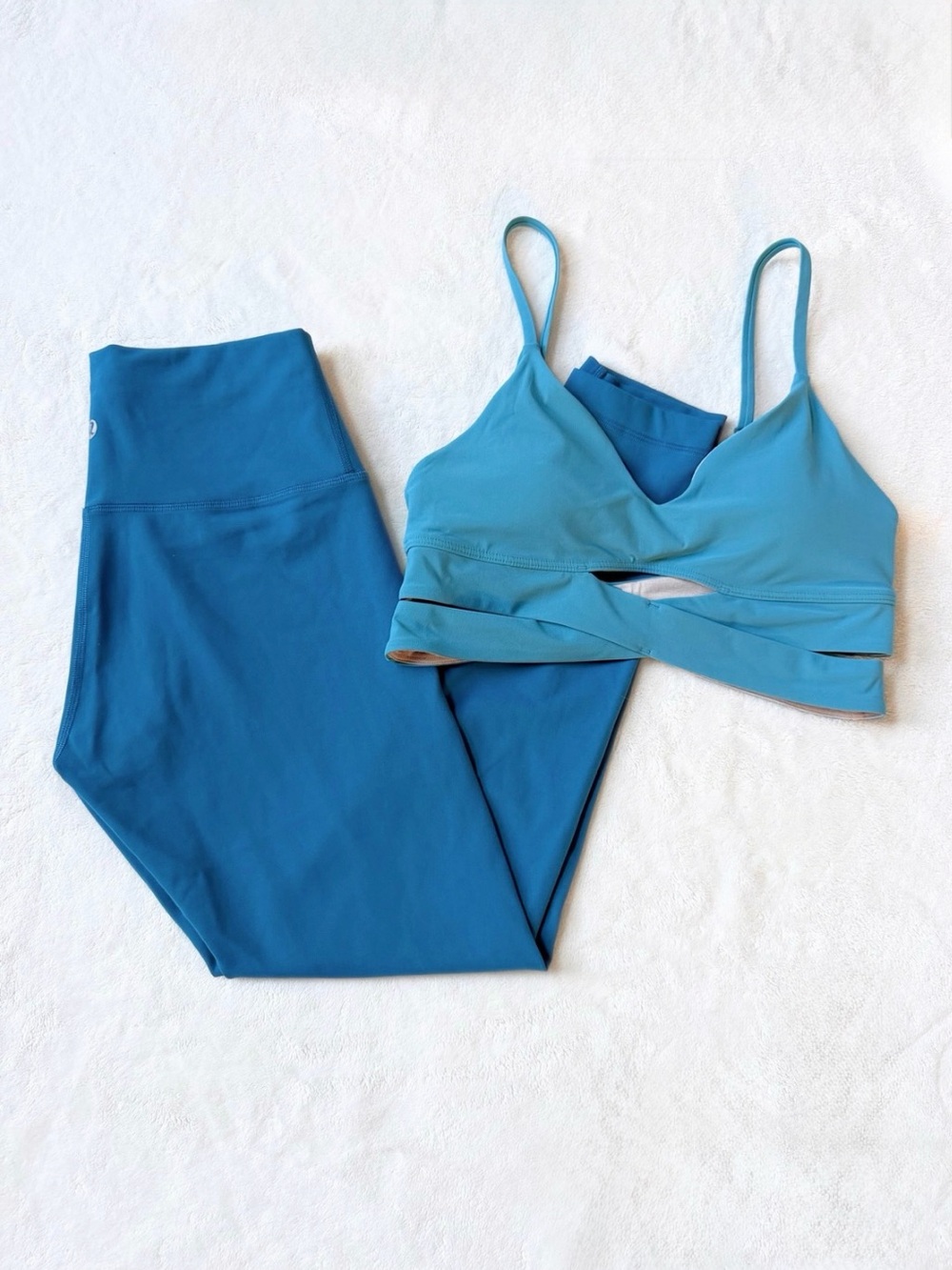 NWT Lululemon V-Neck and Crossover Underband Bra – Marlin – Size 6 - Picture 9 of 9